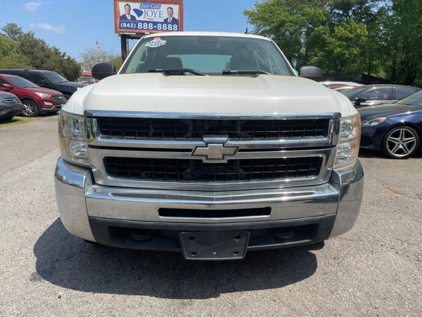 2008 WHITE CHEVROLET SILVERADO 2500H WORK TRUCK (1GCHK23KX8F) with an 6.0L engine, Automatic transmission, located at 5103 Dorchester Rd., Charleston, SC, 29418-5607, (843) 767-1122, 36.245171, -115.228050 - Well Maintained, Local Trade-in with CD/AUX/AM/FM, Cold Cold A/C, Easy-clean Vinyl Floor, Keyless Entry, Tow Package, Clean CarFax (no accidents reported!), Certified One Owner!! 171k miles Located at New Life Auto Sales! 2023 WINNER for Post & Courier's Charleston's Choice Pre-owned Car Dealer AND - Photo#1